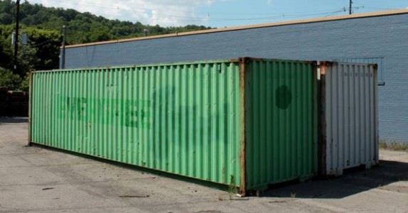 Detta var en gammal, rostig container. Men när han är klar med den? Jag vill flytta in!