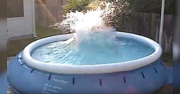 Mamman filmar barnen i poolen när pappan får en idé……en EXPLOSIV idé!!