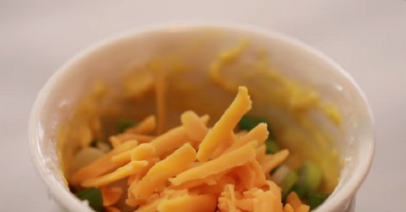 Hon lägger alla ingredienser i en kopp. Resultatet? Snabbt och oemotståndligt!