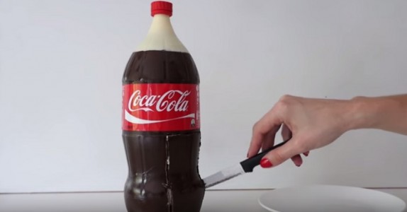 Hon skär en bit av Coca Cola flaskan. Anledningen? Det här är verkligen frestande!
