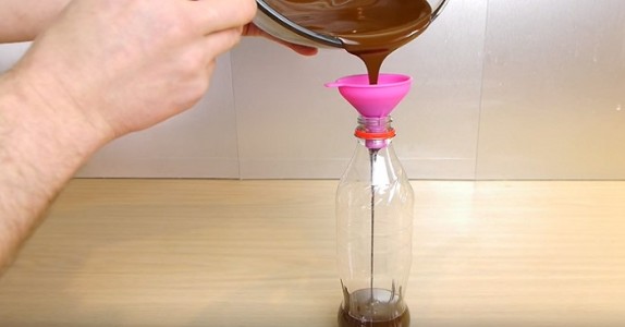 Vänta tills du ser varför han häller smält choklad i en Colaflaska. LYSANDE!