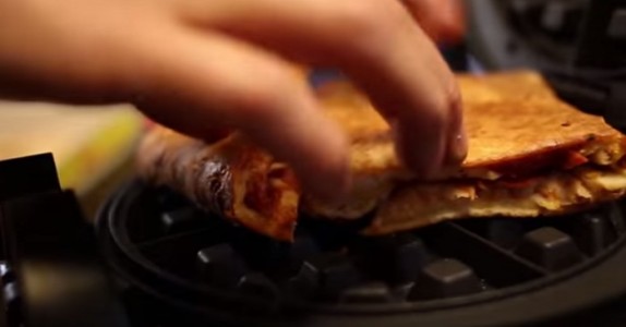 Han viken en pizzaslice på detta sättet. Anledningen? LYSANDE!