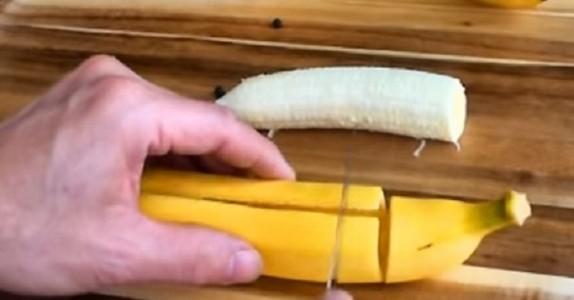 Han skär i bananskalet på ett speciellt sätt. Så här har du aldrig ätit bananer tidigare!