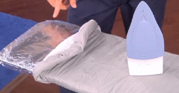 Han täcker strykbrädan med aluminiumfolie. Vänta tills du ser så effektivt det är!