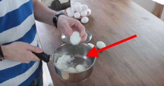 Han lägger 5 ägg i kastrull. Anledningen? Detta trick är lysande!