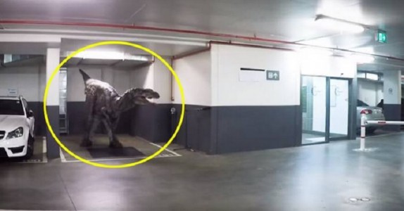 De satte upp denna realistiska dinosaurien i garaget. Kollegans reaktion? Jag skrattar ihjäl mig!