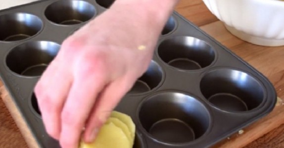 Skär potatisen i skivor och lägg dem i muffinsformar, när du tar ut dem ur ugnen … SMASKIGT!