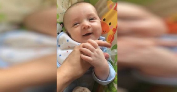 Hon filmar sin 7 veckor gamla baby. Men vad han gör, har förbluffat miljontals över hela världen!