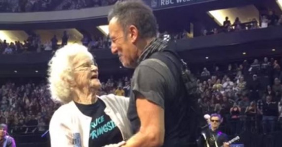 91-åriga viskar något i örat på Bruce Springsteen. Hans reaktion? FANTASTISKT!