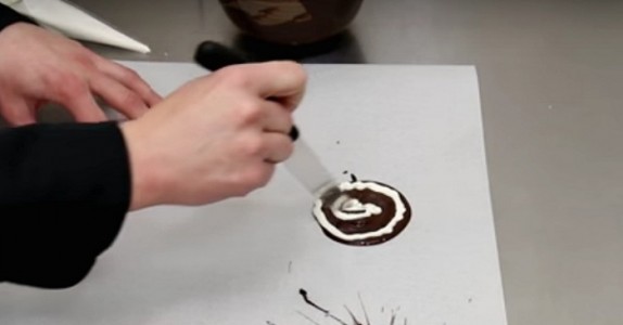 Tårtdekorationen som får gästerna att gnugga ögonen. Allt du behöver är mörk och vit choklad!