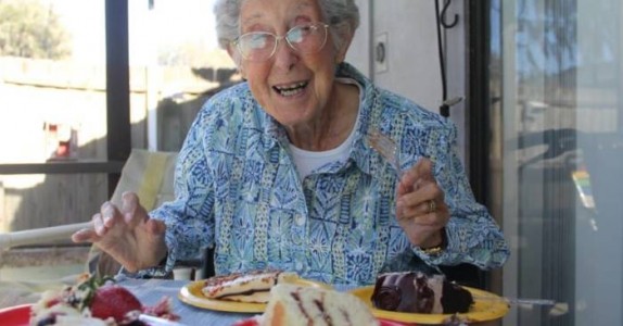 Den cancersjuka 90-åringen vägrade cellgiftsbehandling. I stället valde hon att chocka alla!