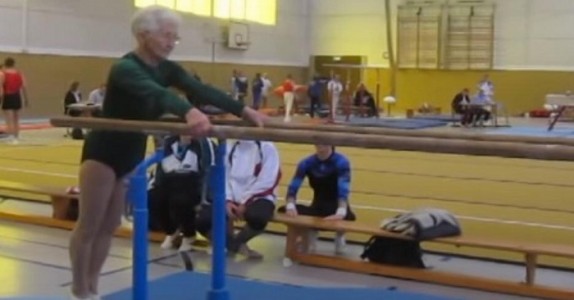 Vad den tyska 86-åriga kvinnan i strumpbyxor gör på mattan är otroligt. Men vad som händer vid 0:11? WOW!