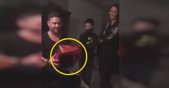 Hans styvdotter ger honom en gåva. Men när han öppnar den? Nu rör det här videoklippet hela världen!