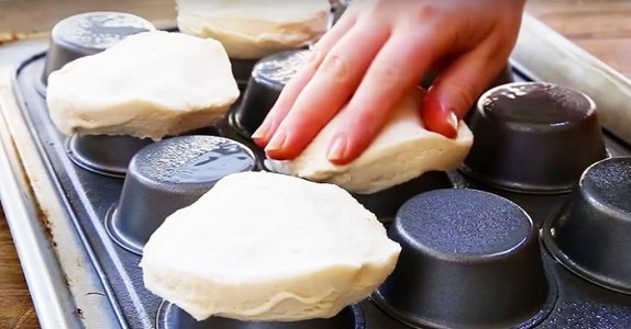 Hon pressar degen på en upp och nedvänd muffinsform. Slutresultatet? Fantastiskt!