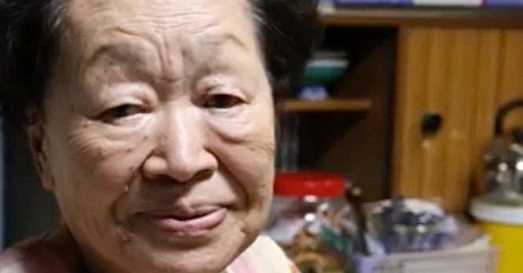 Denna 81-åring har 200 ’barnbarn’. Men vad hon gör med dem, kommer ge dig tårar i ögonen.