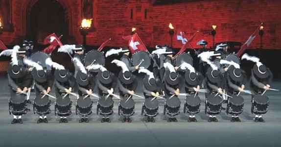 12 killar står alldeles stilla och tysta: Det som händer sedan är en galen show att se och lyssna på!