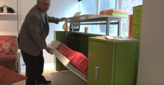 Han fäller ner sidan på sin byrå! Vad som händer då är OTROLIGT! Så smart!