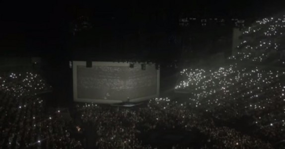 Adele sjunger rörande hyllning till Bryssel under konsert!