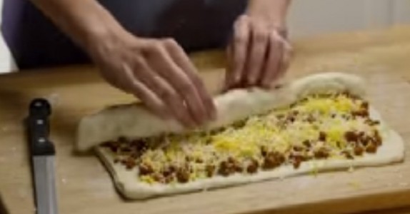 Om du rullar pizzadegen på detta sätt har du helgens bästa måltid färdig!