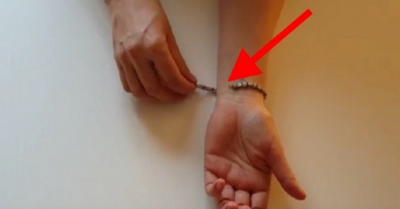 Hon får inte på armbandet. Men vid 00:11, visar hon oss ett trick ALLA kvinnor kommer att älska!