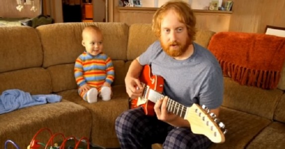 Pappan spelar gitarr. Men se vad barnet gör. Du kommer inte tro vad som händer!
