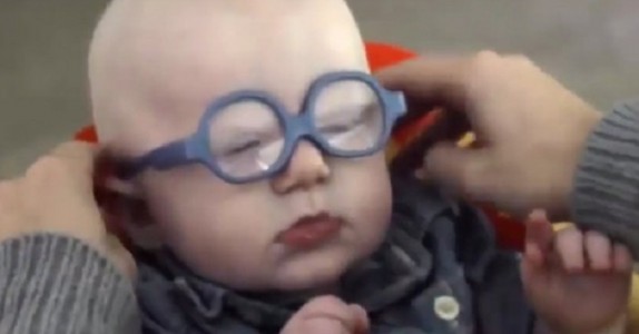 Barnet ser sin mamma för första gången! Hans reaktion är hjärtvärmande!