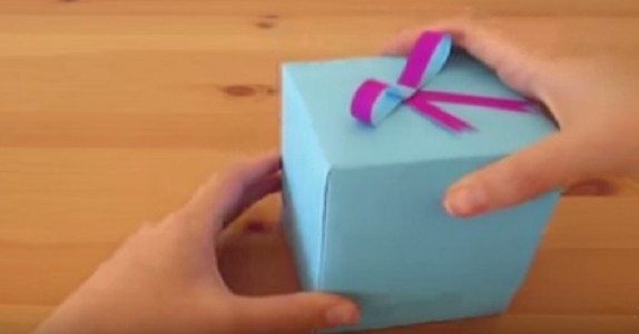 Det ser ut som en vanlig present….. Men se när hon öppnar den! SMART!