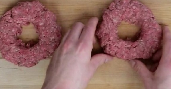 Han formar köttfärsen som ringar. Grunden till det? GENIALT!