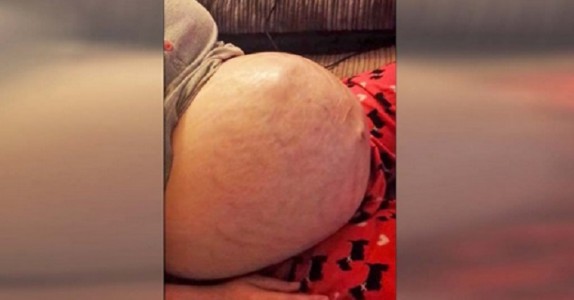 Pappan filmar när barnet sparkar. Men titta på mammans navel, OTROLIGT!