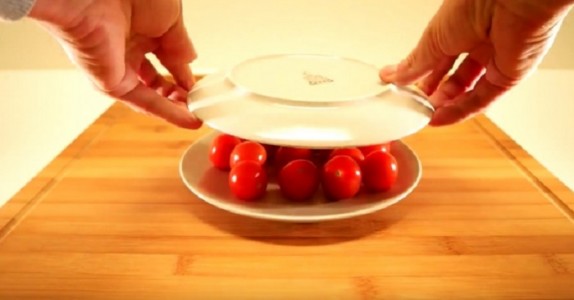 Han lägger tomaterna mellan två tallrikar. 5 sekunder senare? Detta är LYSANDE!