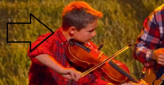 Den 11-åriga pojken tolkar den klassiska låten. Men när han tar upp fiolen? FANTASTISKT!