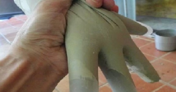 Hon fyller handsken med cement. Resultatet är något av det coolaste jag sett!