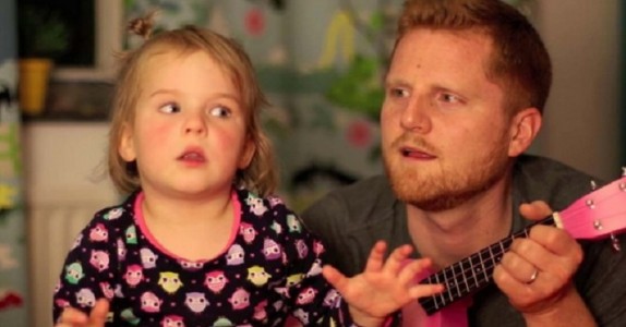 Hon stoppar pappan mitt i en duett, men lyssna på vad hon säger till honom …
