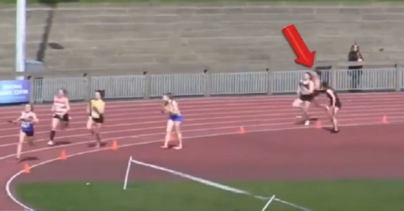 Löparen i rött är på sista plats långt efter de andra. Men vid 0:53 blir jag CHOCKAD!