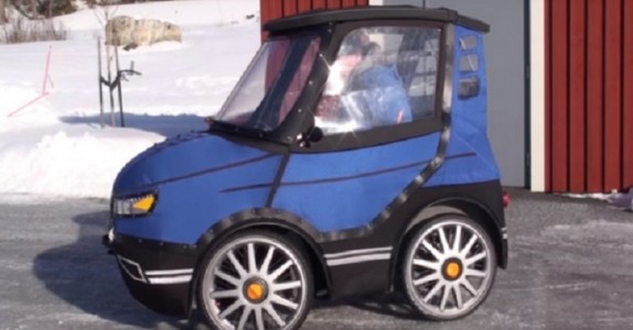 Det ser ut som världens minsta bil, men vänta tills han öppnar dörren. FANTASTISKT!
