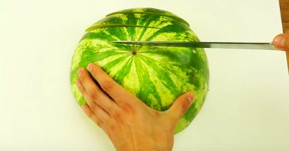 Tydligen har jag skurit vattenmelon fel hela mitt liv. Jag hade ingen aning..