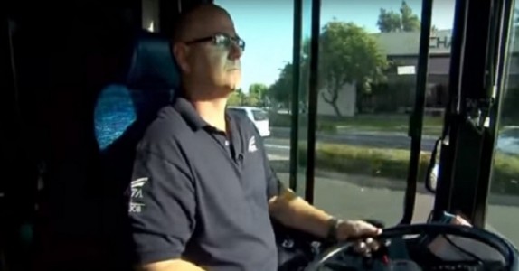 Föraren fick en otäck magkänsla när pojken gick på bussen. När han ser skorna gör han detta …