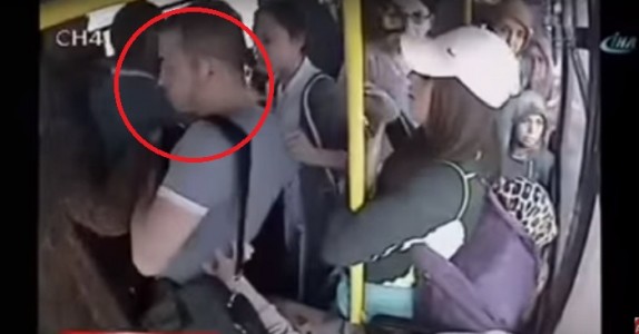 Han blottar sig på bussen framför kvinnan. Men vad kamera fångar, tar världen med storm.
