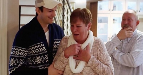Ashton Kutcher ber sin mamma att komma ner. Vad hon ser? Greppa näsduken!