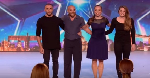 Paret som dansar på scenen dansar som något från en annan värld! Superbra!