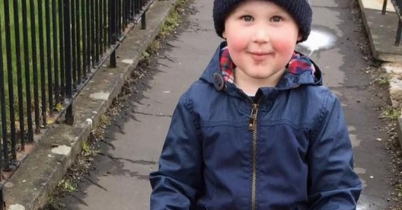 3-åringen väljer denna leksaken och kvinnan skakar på huvudet. Men hans mamma chockar ALLA.