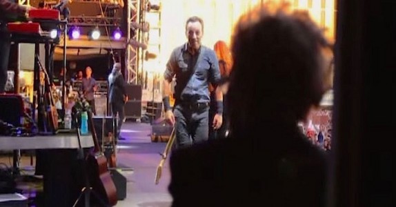 Bruce Springsteen ser sin 90-åriga mamma bakom scenen. Men se hans vänstra hand …