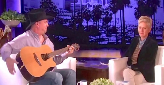 Ellen tror att han är färdig med sången, men titta på vad Garth Brooks gör DÅ! WOW!
