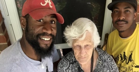 2 män ser deras 93-åriga granne i trädgården. Vad de gör rör ALLAS hjärtan!.