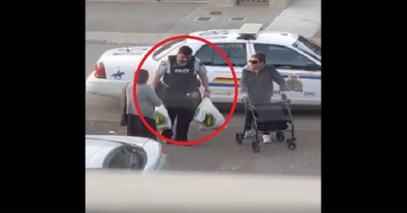 Kvinnan filmar från fönstret, vad polisen gör med den blinda grannen. Det rör HELA internet.