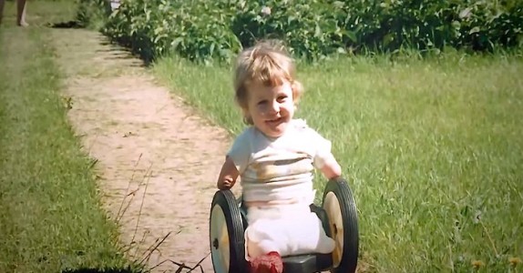 Barnet föddes utan händer och ben. Då avslöjar mormor den fantastiska sanningen bakom hans identitet …