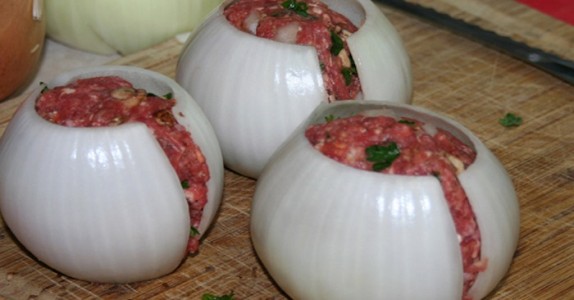 Han sveper in köttfärs i lök… men vad han sveper in DET i? Jag SPRINGER till grillen!