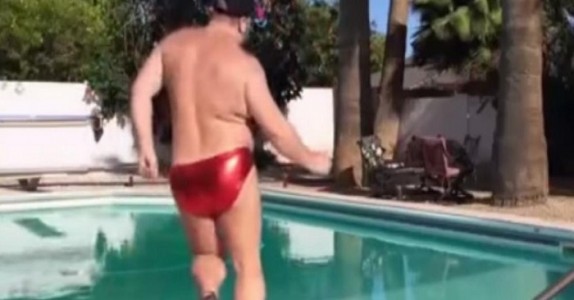 Mannen i de röda badbyxorna dansar vid poolen. När han vänder sig om? Jag gapskrattar!