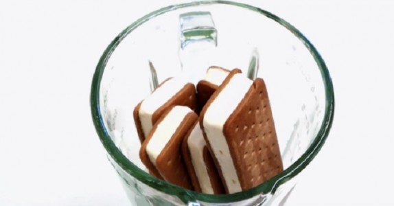 Han lägger 5 glass-sandwich i mixern och häller på lite mjölk. Resultatet? Jag springer till köket!