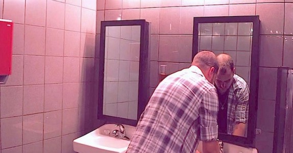 Han tvättar händerna i badrummet på nattklubben . Men se vad som händer i spegeln – Jag är mållös!